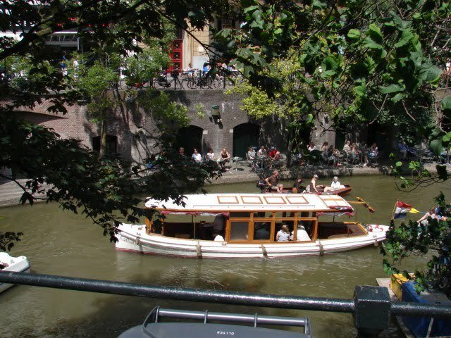 Salonboot tocht door de grachten van Utrecht